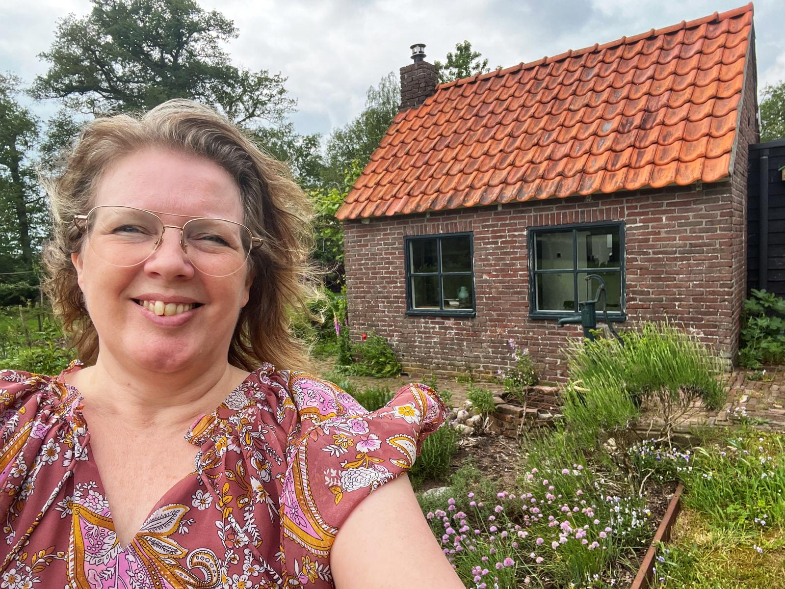 Margaret bij het toegankelijke bakhuisje in Drenthe