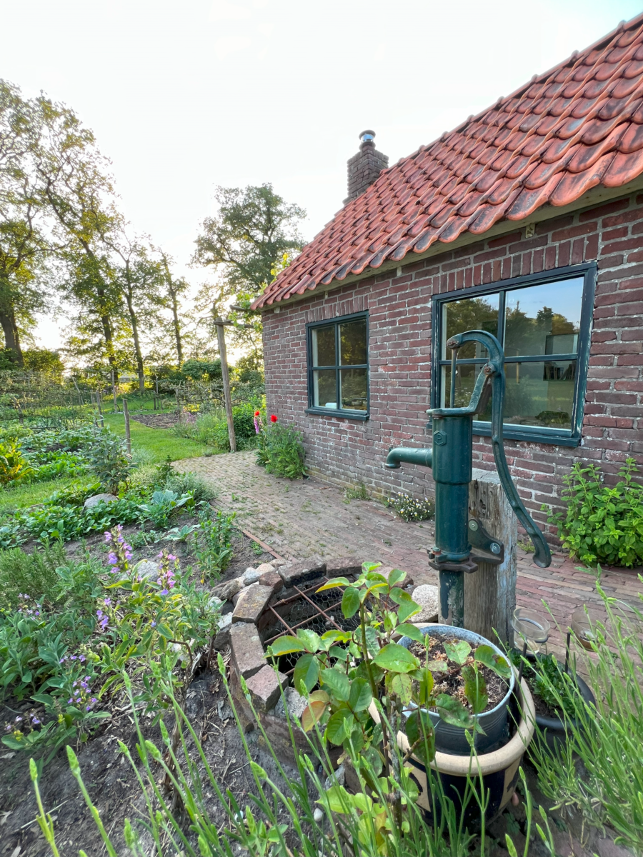 Verrassend toegankelijk bakhuisje in Drenthe - zijkant